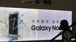 Iklan Samsung Electronics Galaxy Note 7 di senuah toko di Seoul, Korea Selatan, 11 Oktober 2016 (AP Photo/Lee Jin-man). Samsung meminta semua pemilik Galaxy Note 7 untuk mematikan perangkat itu dan meminta pengembalian uang atau menukarkannya dengan ponsel yang berbeda.