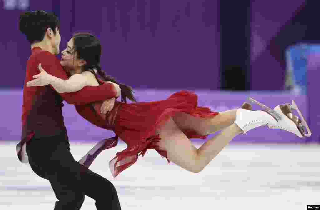 美国的Alex Shibutani和Maia Shibutani兄妹是一对冰舞搭档,在冰舞自由舞比赛中起舞翩翩(2018年2月12日)。韩国平昌冬奥会于2月9日至25日举行。