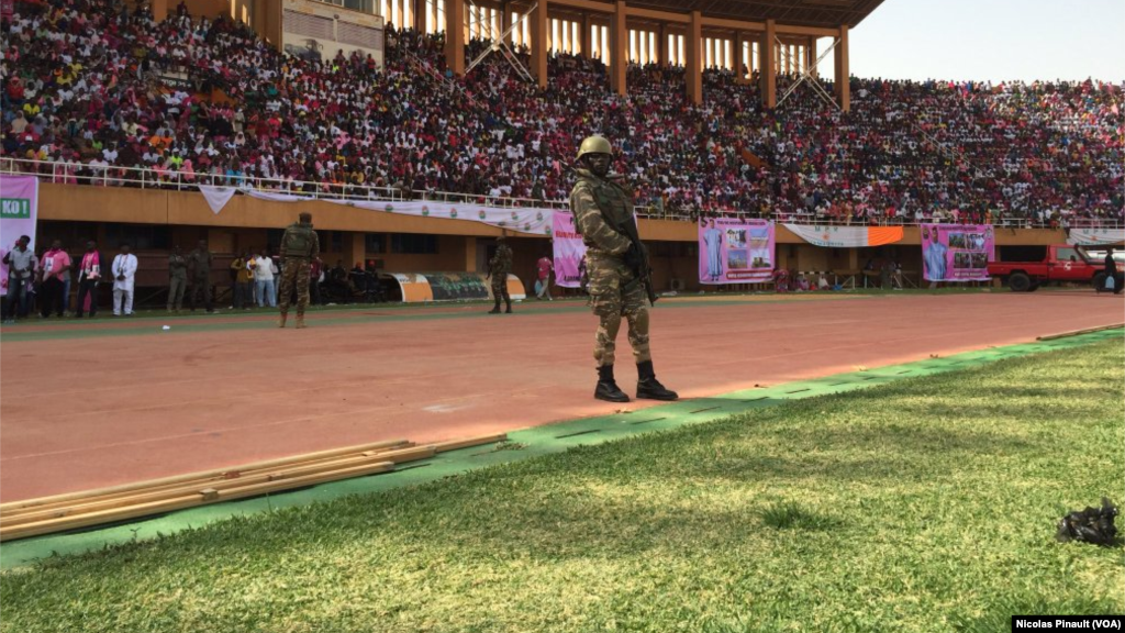 Des militaires surveillent le stade Seyni Kountché de Niamey pour le dernier meeting de Mahamadou Issoufou, le 18 février 2016 (VOA/Nicolas Pinault)