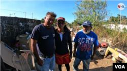 La Voz de América conversó en Nicaragua con una familia de cuatro hijos que improvisó una vivienda a la orilla del basurero, donde con suerte obtienen su alimento.(Foto: Houston Castillo - VOA)