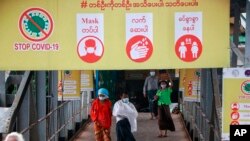 ရန်ကုန် ပန်းဆိုးတန်း ဆိပ်ခံဘောတံတားပေါ်က ကိုဗစ် အသိပညာပေးဆိုင်းဘုတ် ( ဓာတ်ပုံ - AP) 
