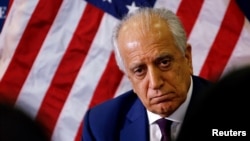 ARSIP – Utusan khusus AS untuk perdamaian di Afghanistan, Zalmay Khalilzad, berbicara dengan wartawan lokal di Kedubes AS di Kabul, Afghanistan, 18 November 2018 (foto: Kedubes AS via Reuters)