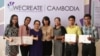 អ្នកស្រី វឹង ច័ន្ទដេលីស (​ឆ្វេង) ជាមួយ​នឹង​សិក្ខាកាម​ដទៃទៀត​ក្រោយ​ពី​បញ្ចប់​វគ្គ​បណ្តុះបណ្តាល​មួយ​នៅ​មជ្ឈមណ្ឌល​WECREATE។ (រូបថត​ដកស្រង់​ពី​ហ្វេសប៊ុក) 