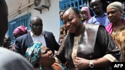 La procureure générale de la Cour pénale internationale , Fatou Bensouda, rencontre la population à Conakry, le 4 juillet 2015.