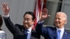 PM Jepang Fumio Kishida (Kiri) dan Presiden AS Joe Biden melambai dari balkon saat Upacara Penyambutan Resmi di Halaman Selatan Gedung Putih di Washington, DC, 10 April 2024.