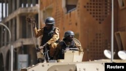 Des soldats déployés devant l'hôtel Splendid où des djihadistes ont mené vendredi dernier une attaque qui a fait 30 morts à Ouagadougou, Burkina Faso, 18 janvier 2016.