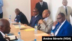 Une délagation du Conseil national de dialogue venue écouter les opposants à Diata, le 10 octobre 2019. (VOA/Arsène Séverin)