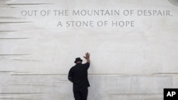 Pendeta Bobby Turner dari Columbus, Ohio, meletakkan tangannya di atas monumen Martin Luther King Jr. di Washington, DC. (Foto: Dok)