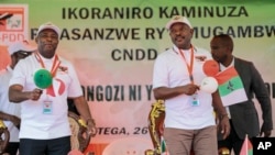I buryo: Umuhisi Petero Nkurunziza yahoze ari prezida w'Uburundi. I Buryo: Prezida Ndayishimiye yamusubiririye.