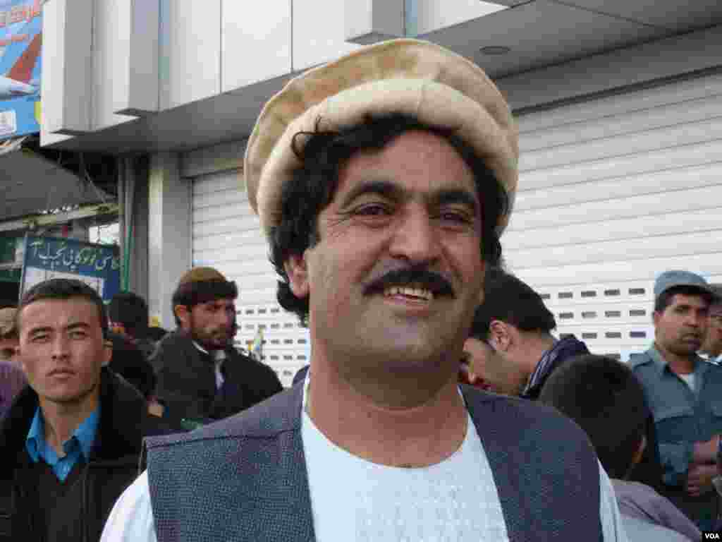 Mohammad Ashraf Kashawaz, seorang penyanyi di Kabul, Afghanistan mengatakan "saya menyukai Obama. Ia tahu ia melayani negaranya. Dan ia tidak hanya memikirkan negaranya, tapi juga memikirkan Afghanistan." (S. Behn/VOA)