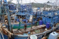 Policías tailandeses realizan una inspección de un barco de pesca en Songkhla, en el sur de Tailandia. Diciembre 23, 2015.