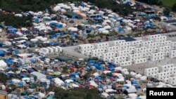 Une vue aérienne sur de l'ancien camp de Calais, plus communément appelé la "Jungle", France, le 14 août 2016.