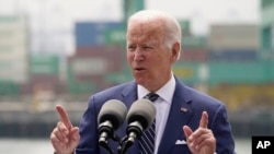 美国总统拜登在洛杉矶港谈通货膨胀和供应链问题。(2022年6月10日)