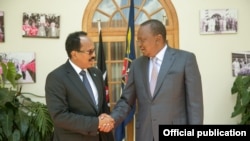 Rais wa Kenya Uhuru Kenyatta na mwenzake wa Somalia Abdullahi Farmaajo