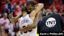 Kevin Durant des Golden State Warriors, à droite, et son coéquipier Stephen Curry, Houston, le 28 mai 2018.