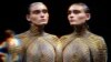 Fashion week à Paris : des cavalières Chanel dans un salon de couture