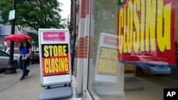 Un peatón pasa frente a una tienda que anuncia su cierre. La pandemia sigue afectando la economía de EE. UU., pero se espera que el avance de las vacunaciones genere una fuerte recuperación.
