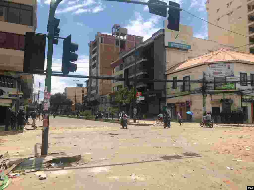 Grupos afines al presidente Evo Morales se enfrentaron a otros que protestan pidiendo la renuncia del mandatario en la ciudad de Cochabamba, Bolivia.