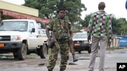 Seorang tentara Burundi mengamankan ibukota Bujumbura pasca serangan maut terhadap sebuah bar di sana Minggu 8/11 (foto: dok).
