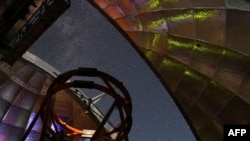 Cette photo de la NASA publiée le 11 mars 2021 montre la vue depuis l'intérieur du dôme de l'Infrared Telescope Facility de la NASA.