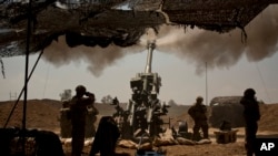 Tentara AS dari divisi artileri ke 82 Angkatan Udara memberikan bantuan untuk pasukan Irak dalam memerangi militan ISIS dari pangkalan mereka di timur kota Mosul, 17 April 2017 (Foto: dok). 