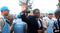 Dr Denis Mukwege, mshindi wa Nobeli 2018 akiwa na walinda amani.