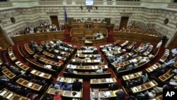 Sidang parlemen di Athena, Yunani (14/8). (AP/Yannis Liakos)