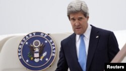 El secretario de Estado llega al aeropuerto de Stansted, cerca de Londres. Tras la reunión del G-8, Kerry viajará a Corea del Sur, China y Japón.