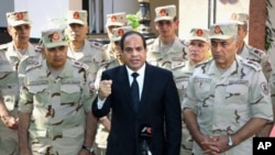 Le président Abdel-Fattah el-Sissi, au centre, lors des funérailles des militaires tués dans une attaque dans le Sinaï, Caire, Egypte, 25 octobre 2017