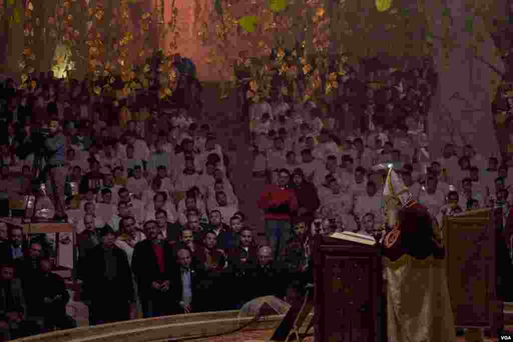 Coptic men attend a Christmas celebration Mass where the story of Jesus' nativity is re-told. (Hamada Elrasam/VOA)