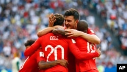 Dele Alli, à gauche, Harry Maguire, au centre et Marcus Rashford, de l’équipe anglaise, jubilent après leur deuxième but lors du quart de finale du mondial contre la Suède à la Samara Arena, Russie, 7 juillet 2018