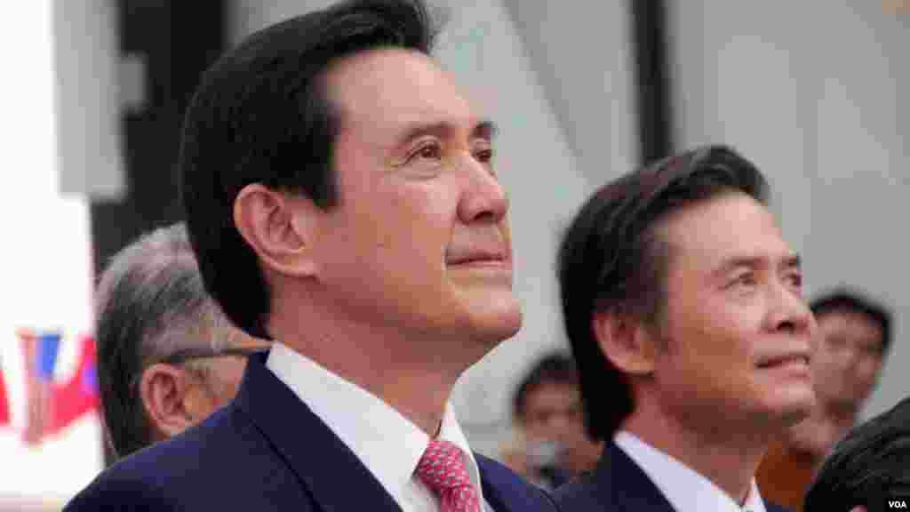 马英九和金溥聪仰望孙逸仙铜像(美国之音国符拍摄)