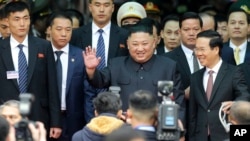 Pemimpin Korea Utara Kim Jong Un melambaikan tangan saat tiba dengan kereta di Dong Dang, sebuah kota perbatasan Vietnam menjelang pertemuan kedua dengan Presiden Donald Trump, 26 Februari 2019. 