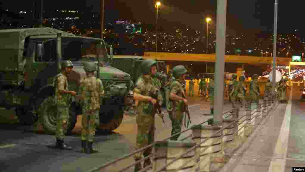 Des militaires turcs bloquent l’accès au pont du Bosphore qui relie les côtés européens et asiatiques de la ville, à Istanbul, Turquie, 15 juillet 2016.