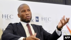 Le footballeur professionnel ivoirien à la retraite Didier Drogba lors du CEO Talk, un événement organisé par l'école de commerce internationale HEC Paris à Abidjan le 12 septembre 2019 (Photo de Sia KAMBOU / AFP)