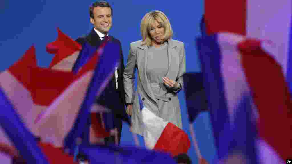 Le candidat à la présidentielle française Emmanuel Macron et son épouse Brigitte à Paris, le 23 avril 2017.