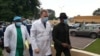 Le ministre de la Santé Gilbert Mokoki en visite au CHU, Brazzaville, le 22 juin 2021. (VOA/Arsène Séverin)