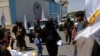 Seorang perempuan Afghanistan dan anaknya tampak berada di tengah para pendukung Taliban yang turun ke jalan di Kabul untuk merayakan dua tahun Taliban kembali berkuasa di negara tersebut pada 15 Agustus 2023. (Foto: Reuters/Ali Khara)