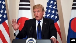 Le président Donald Trump parle lors d'une conférence de presse avec le président sud-coréen à Séoul, le 7 novembre 2017.