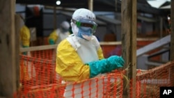 Seorang petugas kesehatan yang menangani kasus ebola tampak di pusat perawata di Beni, bagian timur Kongo, 16 April 2019. 
