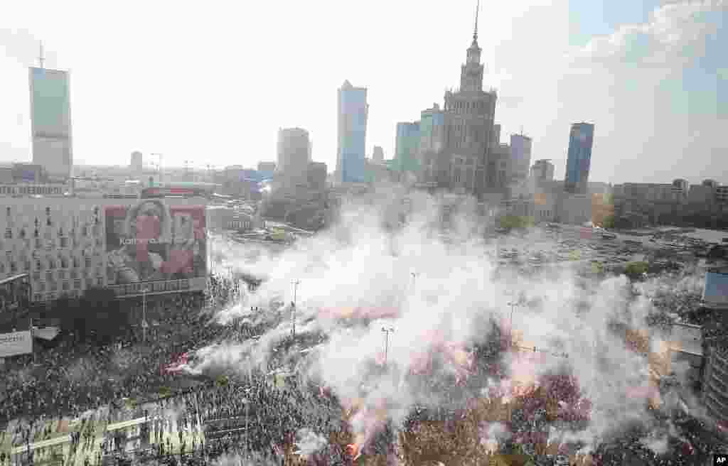 ប្រជាជននៃទីក្រុង Warsaw ឈរជាមួយនឹងទង់ជាតិនិងផ្សែងដើម្បីរក្សាភាពស្ងៀមស្ងាត់និងរំឮកដល់យុទ្ធជននិងជនរងគ្រោះនៃចលនា Warsaw Rising ១៩៤៤ ប្រឆាំងនឹងអ្នកកាន់កាប់របស់ណាស៊ីអាឡឺម៉ង់នៅក្នុងខួបទី៧៤នៃបដិវត្តន៍ក្នុងទីក្រុង Warsaw ប្រទេសប៉ូឡូញ។