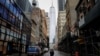 Un hombre camina en la calle Fulton que luce casi desierta en el distrito financiero del bajo Manhattan, en Nueva York.