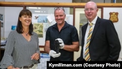 kiri ke kanan: Tonya Illman, Ross Anderson dari Museum Australia Barat dan Kym Illman
