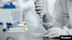 Seorang peneliti bekerja di lab yang dijalankan oleh Moderna Inc, dalam gambar diam tak bertanggal dari video. (Foto: Reuters)