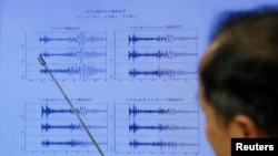 Un météorologiste observe l’activité tectonique au cours d’une conférence de presse à Tokyo, Japon, 3 septembre 2017.