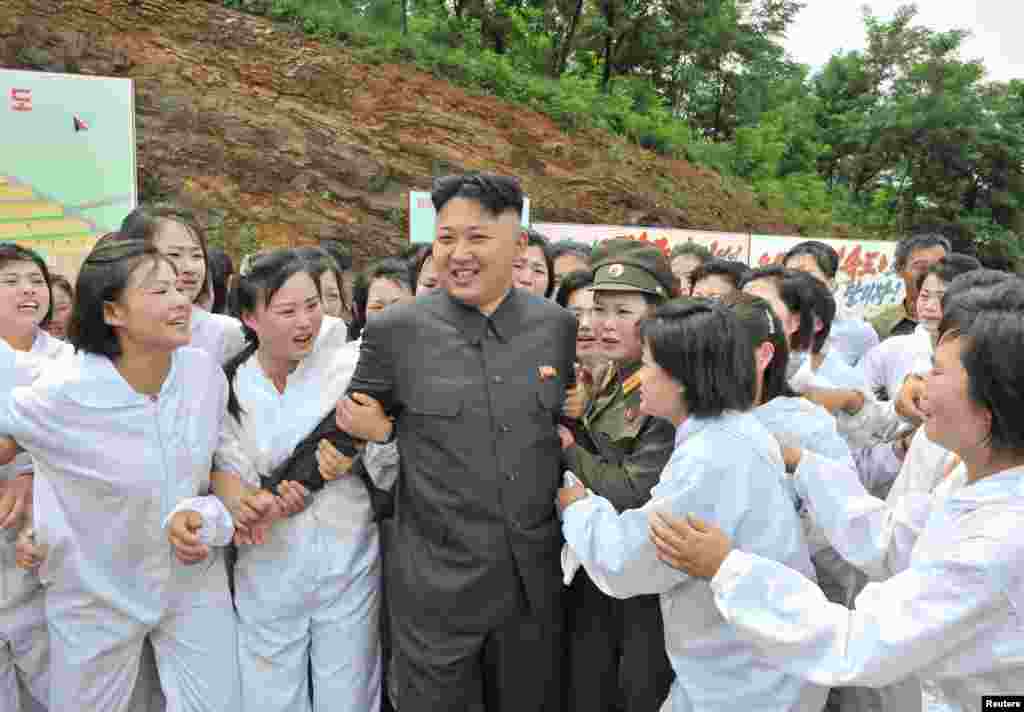 Pemimpin Korea Utara, Kim Jong-un mengunjungi sebuah perkebunan jamur di ibukota Pyongyang.