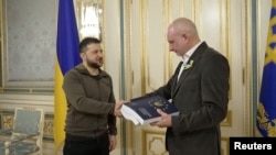 Rais wa Ukraine Volodymr Zelenskiy akiwa na balozi wa EU nchini mwake Matti Maasikas kwenye picha ya maktaba.
