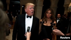 Presiden terpilih AS Donald Trump berbicara pada wartawan saat ia dan istrinya tiba di perayaan malam tahun baru di Mar-a-lago Club di Palm Beach, Florida, 31 Desember 2016. 
