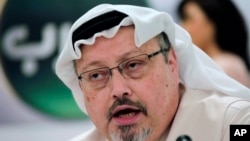 En esta foto de archivo del 1 de febrero de 2015, el periodista saudí Jamal Khashoggi habla durante una conferencia de prensa en Manama, Bahrein. 