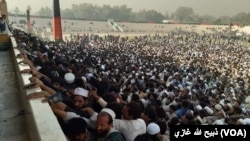 ازدحام متقاضیان ویزۀ پاکستان در میدان فوتبال شهر جلال‌آباد